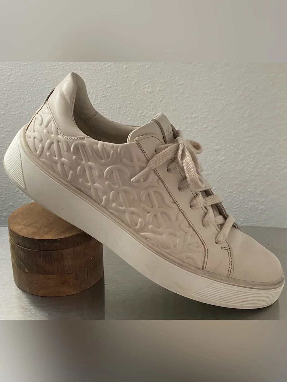 ECCO WOMENS NEUTRAL EMBOSSED PLATFORM LACE UP SNEAKERS